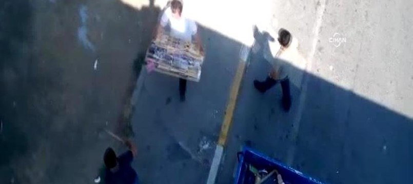 Zabıta ile seyyar satıcı kavgası kamerada