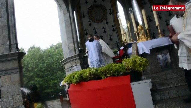 Sainte-Anne d'Auray (56). Les cieux s'ouvrent sur les têtes des pèlerins