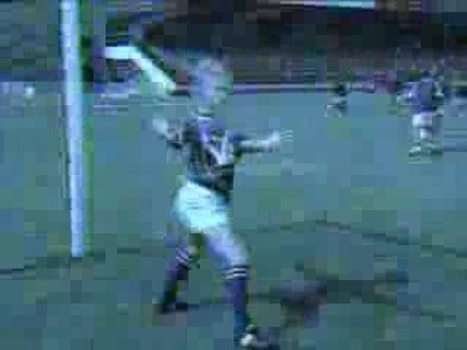 Un gars, une fille - Jouent au football
