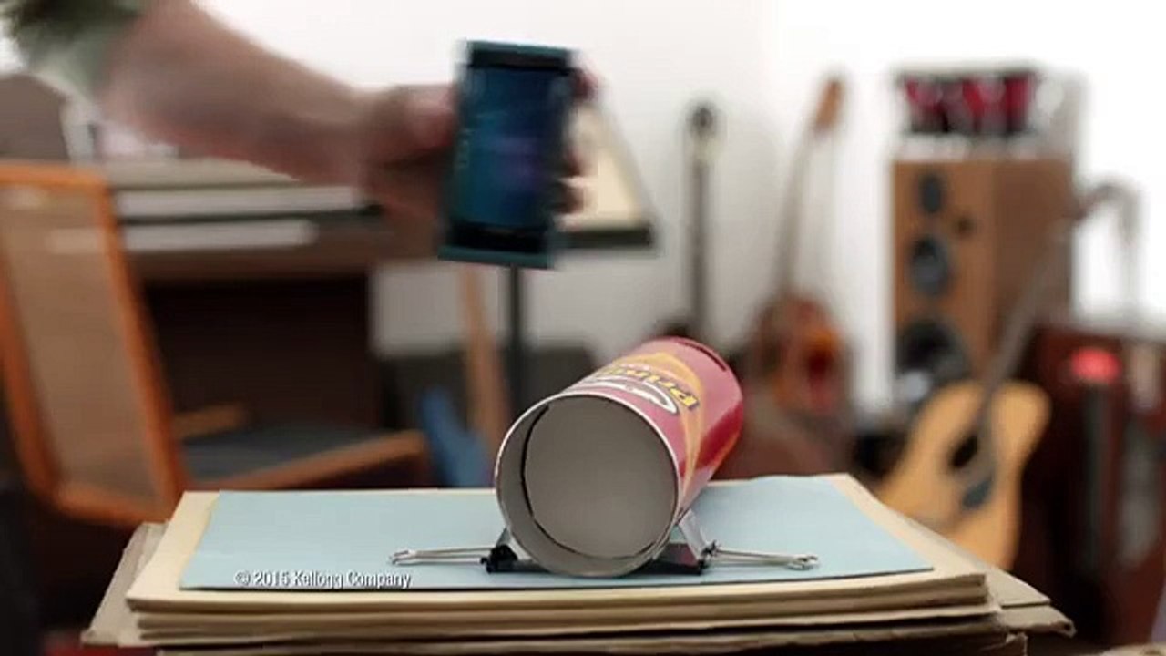 Il surf avec une combinaison en feu