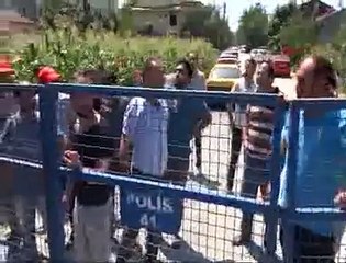 Kendilerini fabrikaya kitleyen işçilere müdahale