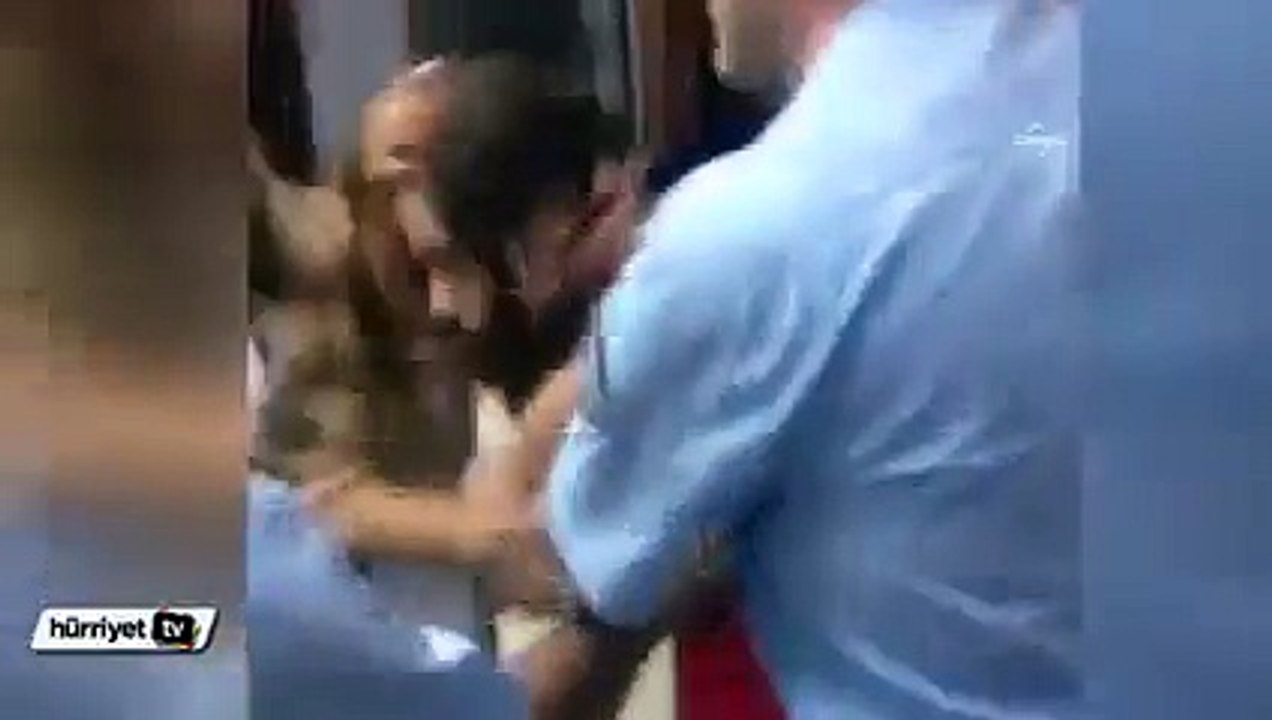 Karakola getirilen kadın polisi tokatladı