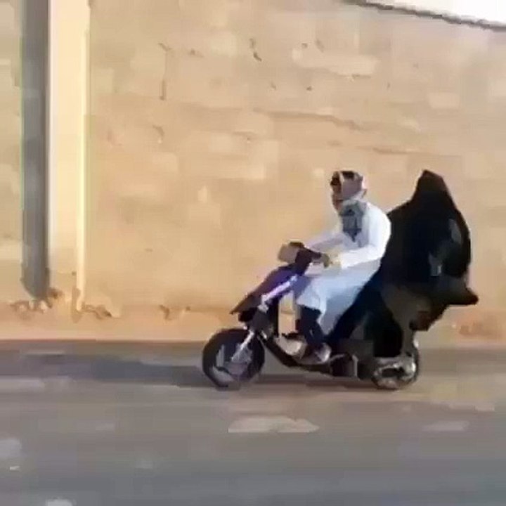 داعشي يكبري على عجلة هههههههه زعمة يقيموا عليه الحد ؟؟