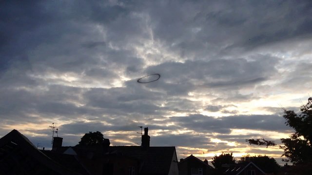 étrange cercle noir dans le ciel !