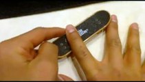 How to do a kickflip on a fingerboard / tech deck (Slow motion)