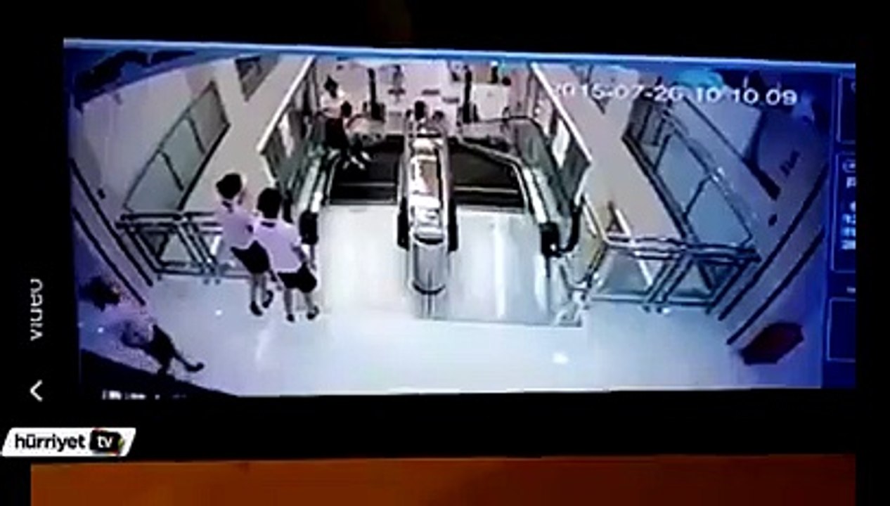 Yürüyen merdiven genç kadını böyle yuttu