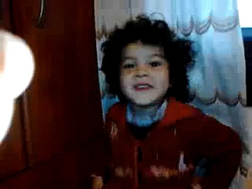 Niña imita sonido de animales