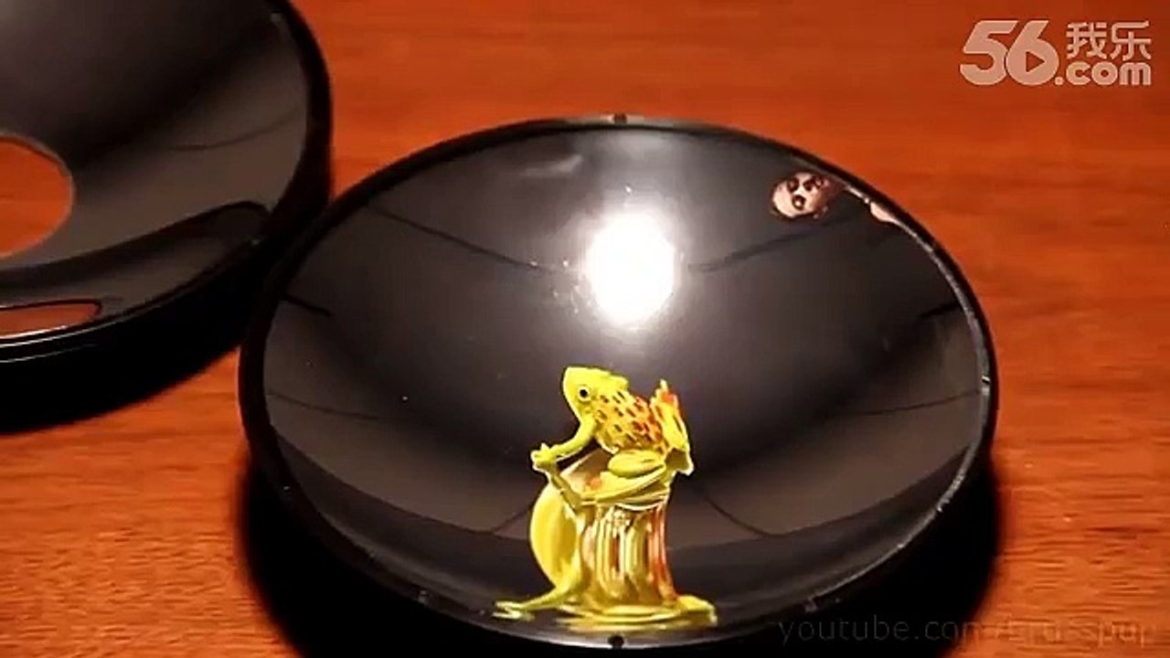 眼睛都看直了！好神奇的三维成像技术！！利用环形圆面的镜子反射，达到3D的效果！！屌炸天了都！