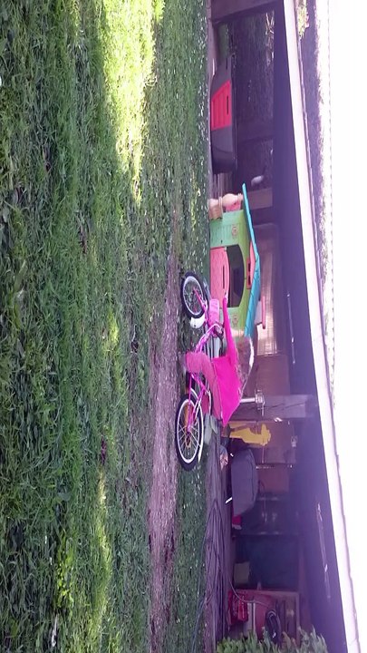 Ophélie fait du vélo à deux roues.