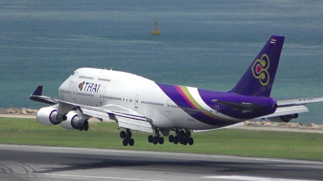 Thai Airways Boeing 747-400 Landing in Hong Kong Airport. Plane Spotting. Flight TG600. HS-TGX