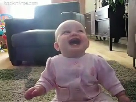 Bebe mort de rire