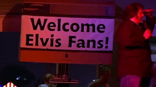 Bryan Clark talking to a kid at Elvis Week 2007 (video)