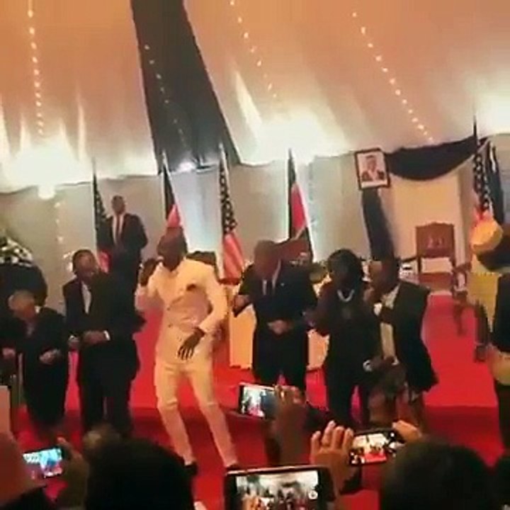 BARACK OBAMA Dancing The Lipala Dance in KENYA