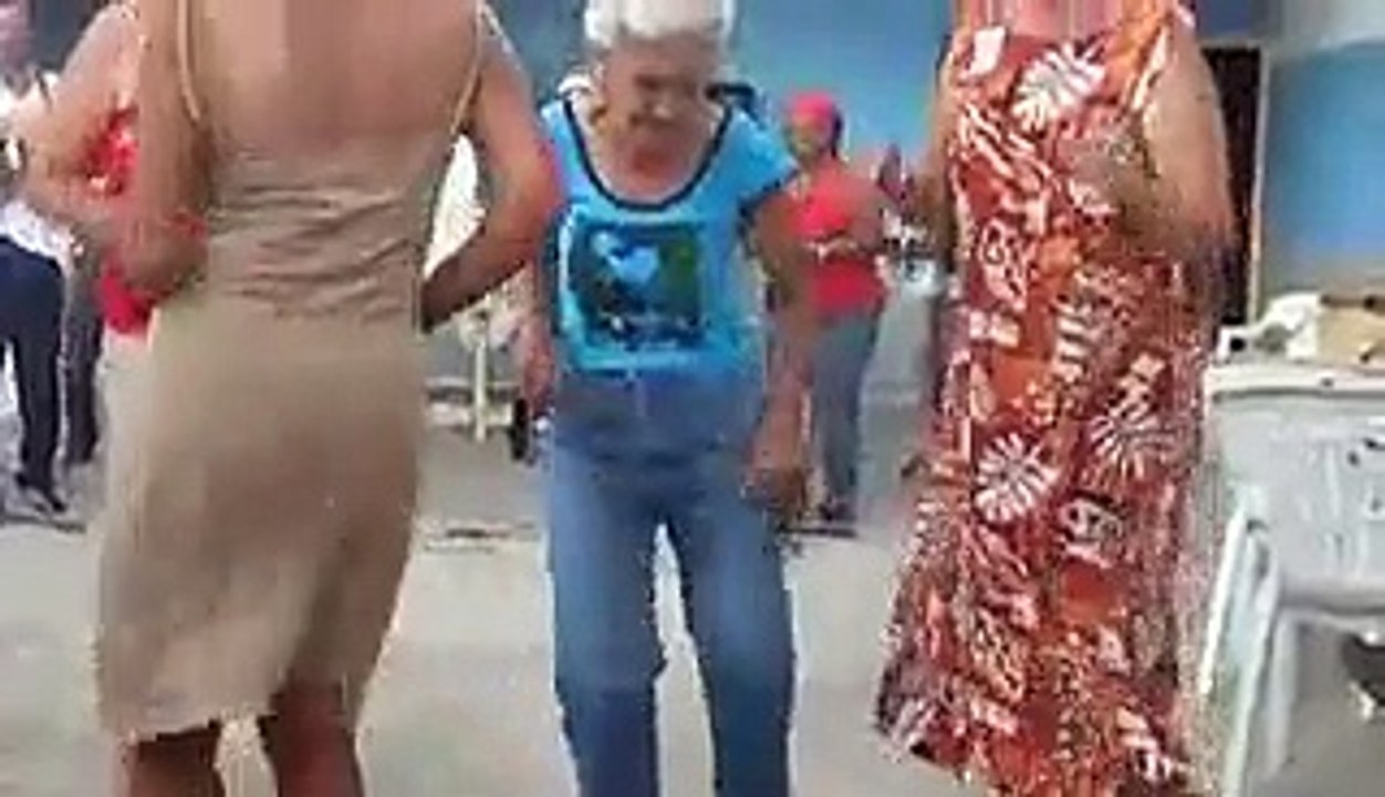 very very funny old women Amazing dance