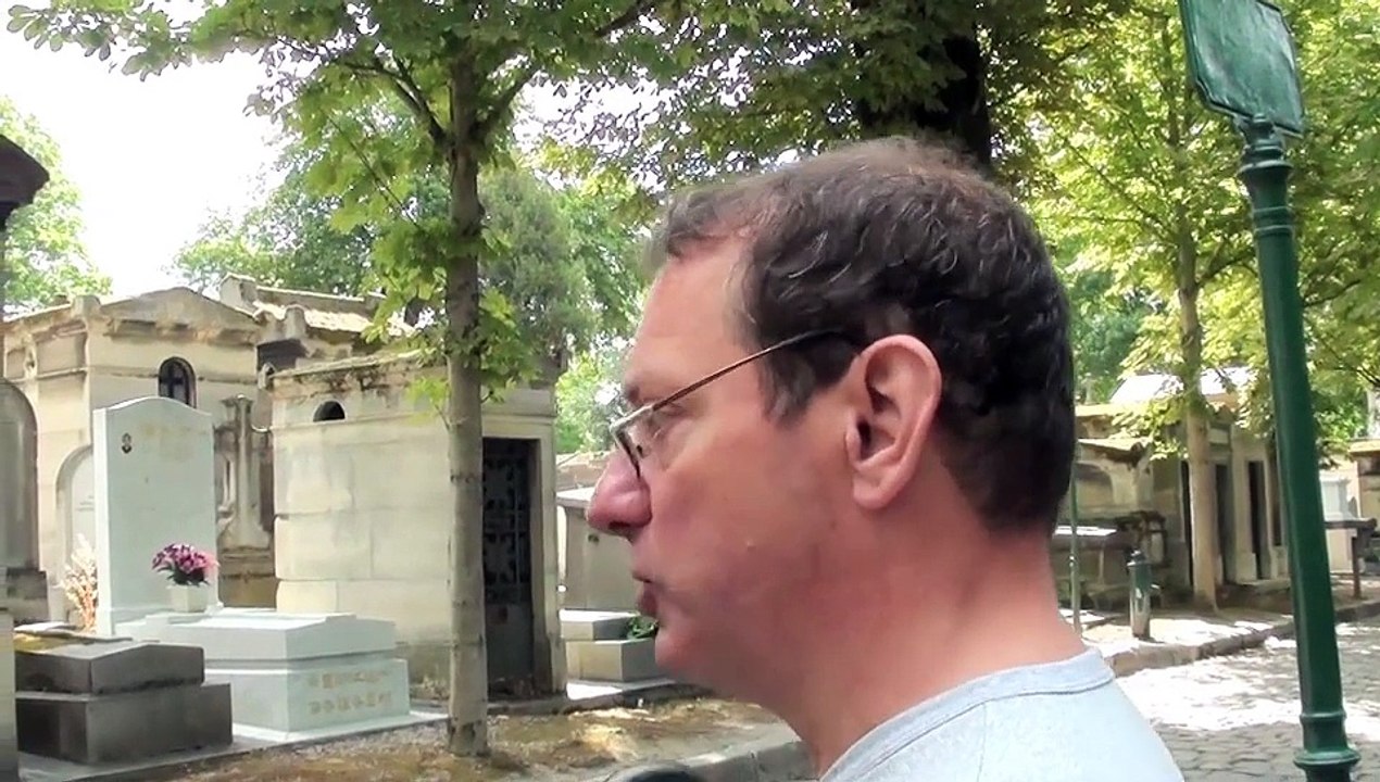 AVEC JACQUES SIRGENT A LA RECHERCHE DES VAMPIRES AU PERE-LACHAISE