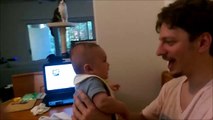 Un bébé de 3 mois dit I Love You à son papa - Trop mignon