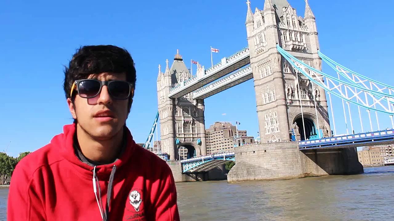 Un débile saute dans la Tamise du haut du Tower Bridge et manque de se noyer