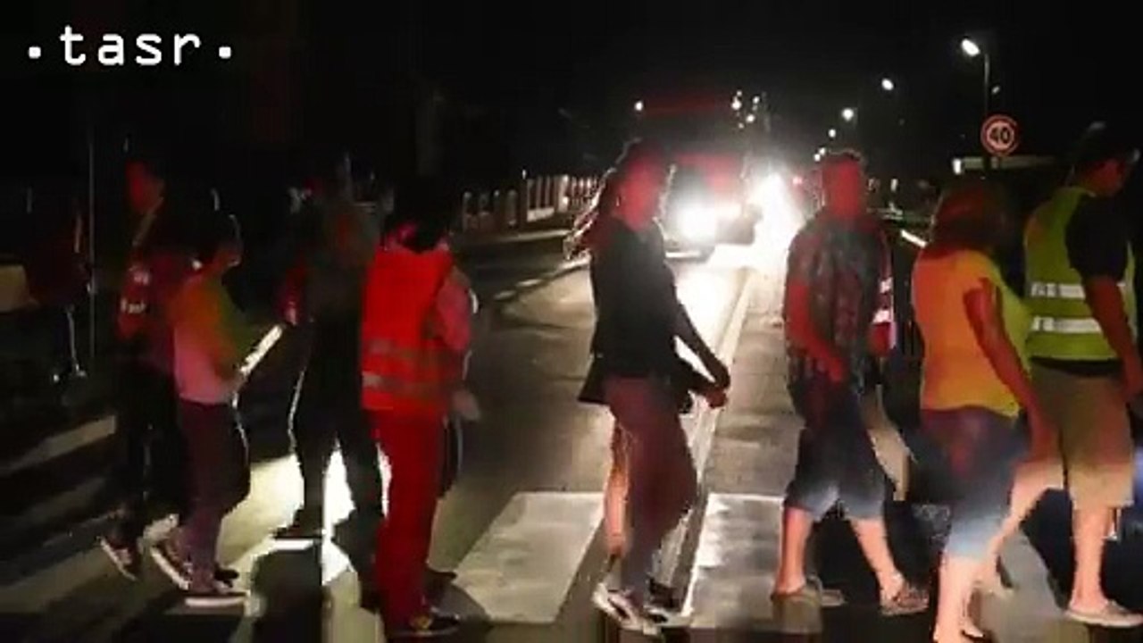 Nespokojní Dvoriančania v noci protestovali, blokovali prejazd kamiónom