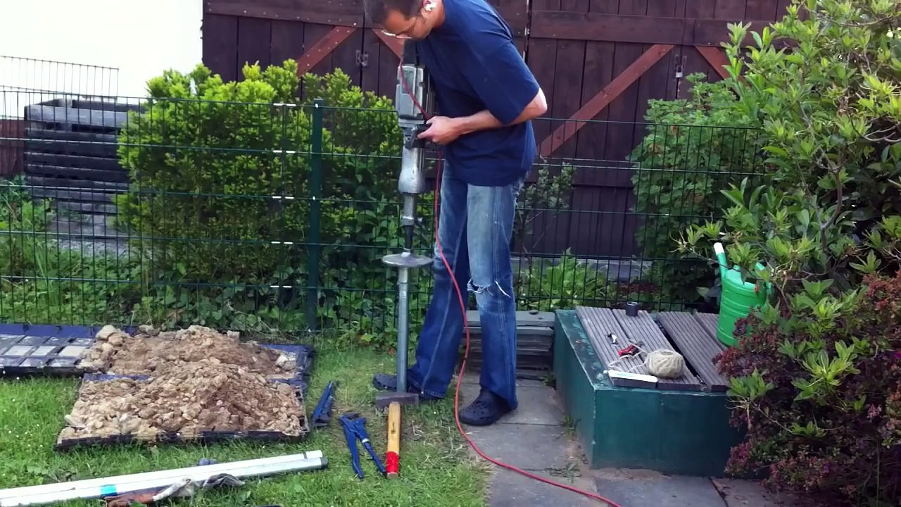 Brunnenbau - 01 Der Rammbrunnen wird in den Boden gekloppt