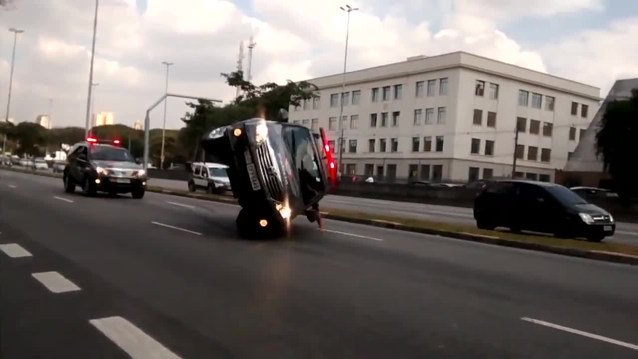 Un policier brésilien rate son drift