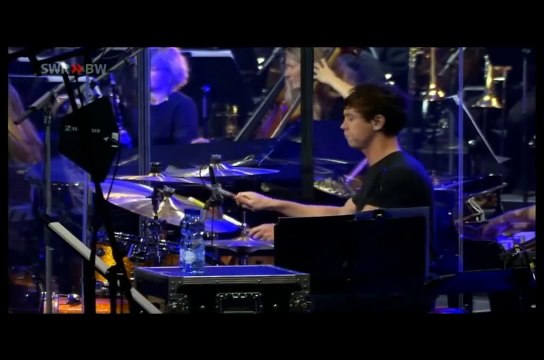 Amy Macdonald - 01 - An Ordinary Life - Live At The Rockhal Luxemburg (17-10-2010).avi