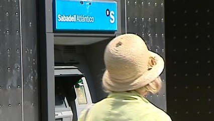 Banco Sabadell estudia la posibilidad de cobrar una comisión en sus cajeros a los no clientes