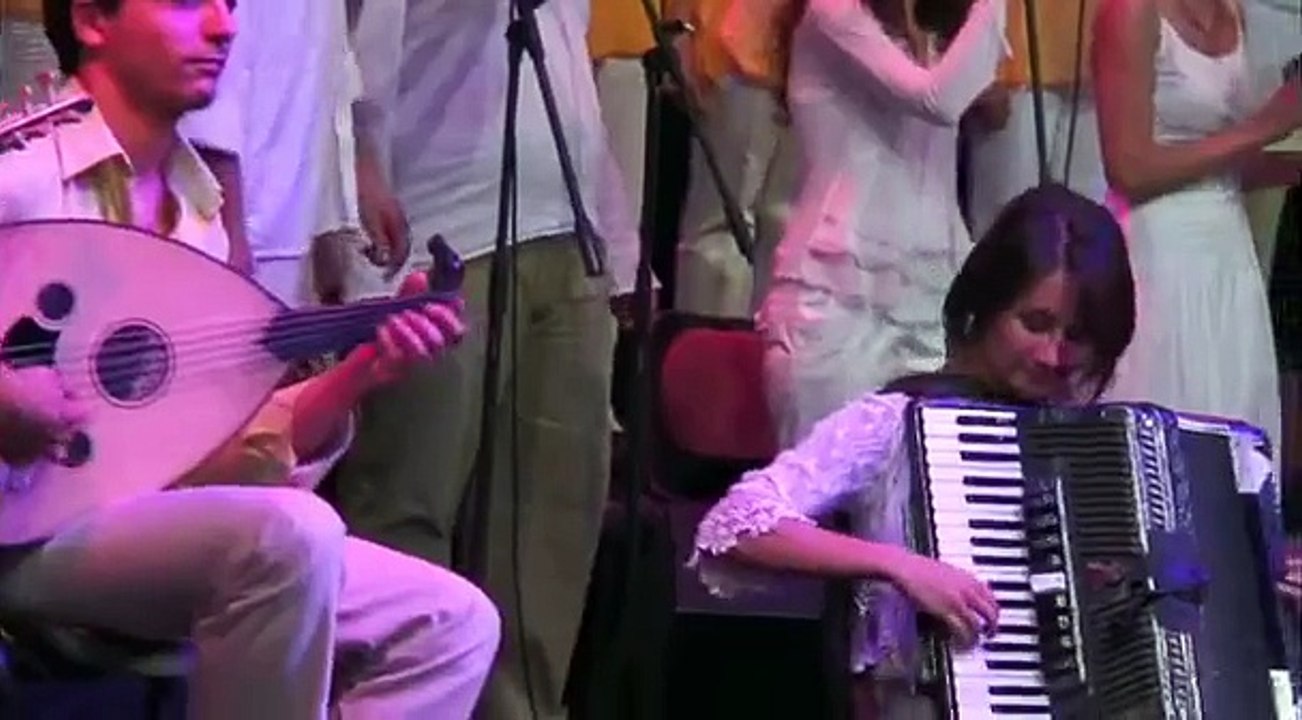 KARDEŞ TÜRKÜLER  - Karanfil Deste Gider