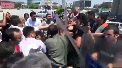 Şehitleri savunan vatandaşa avukattan tekme !