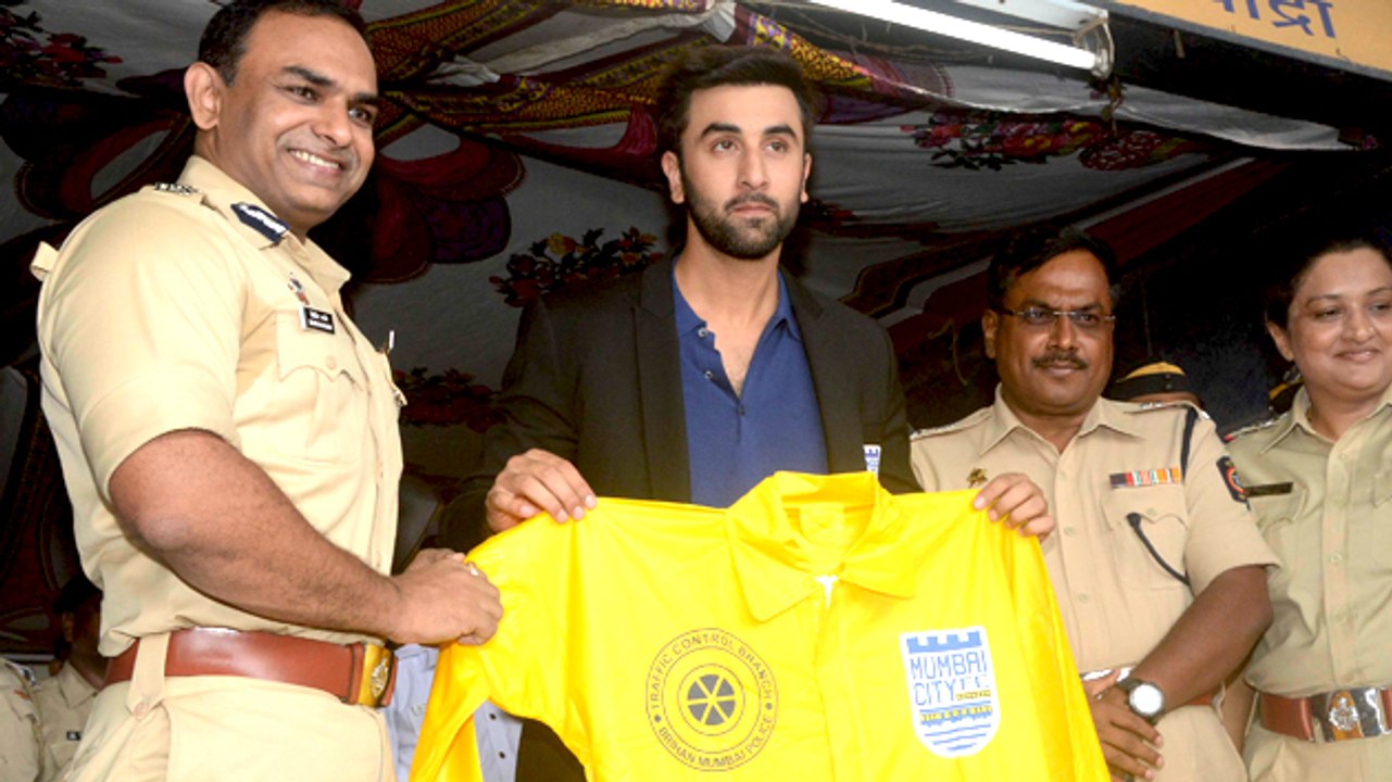 Ranbir Kapoor Felicitates Mumbai Traffic Police