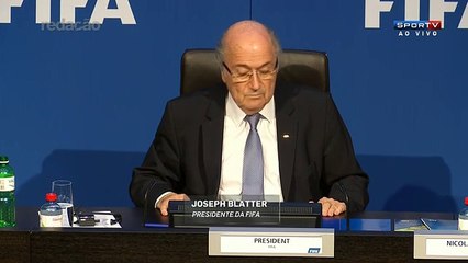Atingido por chuva de dólares, Blatter atrasa coletiva e vê "falta de educação"
