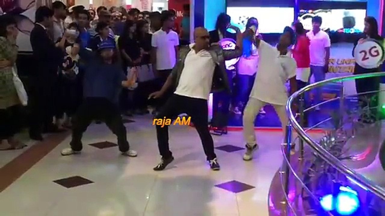 Paki Girls & boys Most Beautiful Hot Dance in Centaurus mall islamabad 12 july 2015-HD Videos