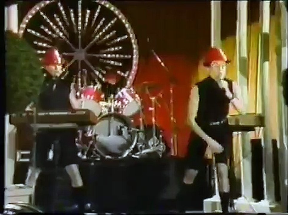 "Fridays TV Show" (1980) [Show F-09]   Devo - "Whip It" (Live)   [09 of 10]