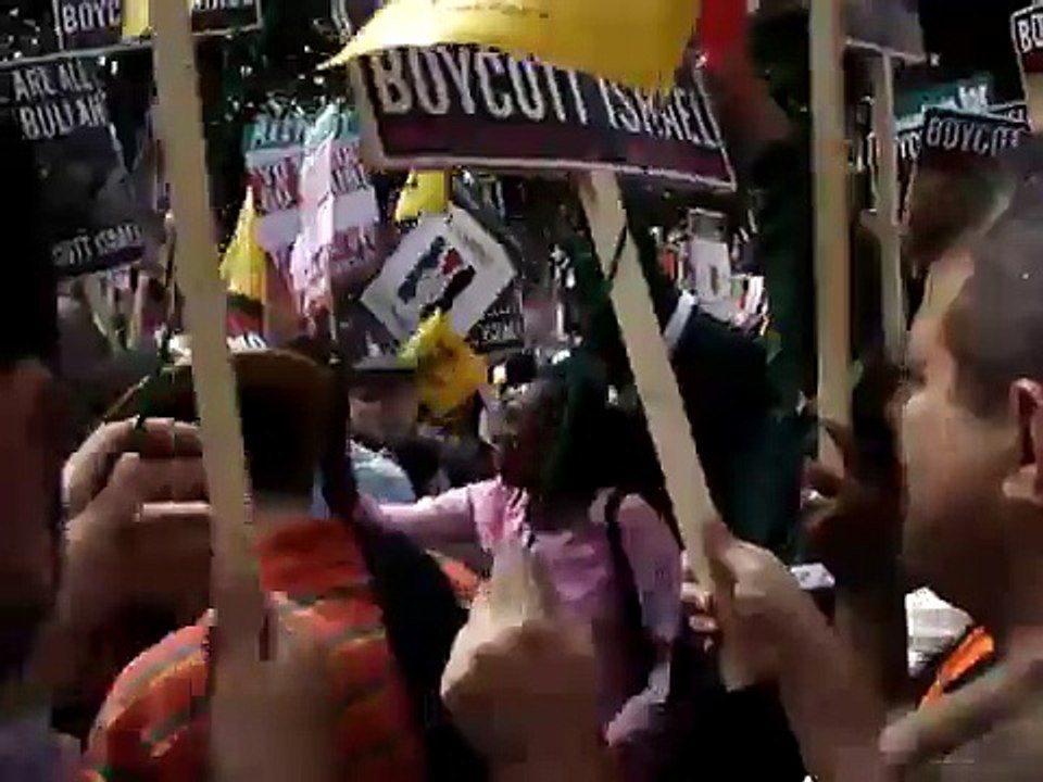 British Muslims chant: "We are all Hezbollah!" (1)