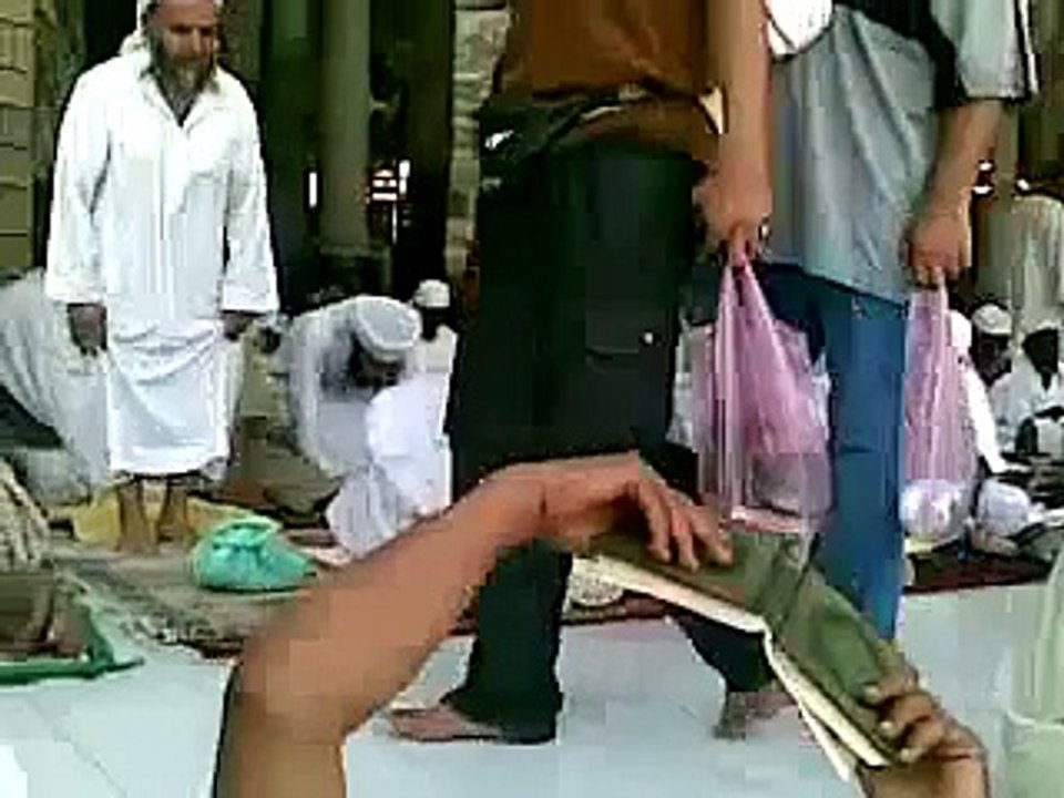 قراءة قرآن أم مجلة؟ لاحول ولاقوة الابالله
