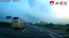 隨意變換車道,直接被撞下山