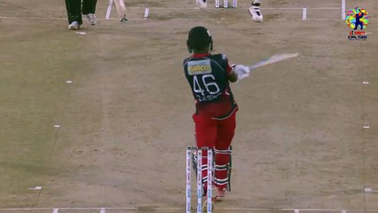 A defining moment in the Trinidad & Tobago Red Steel's win over the Jamaica Tallawahs - Dwayne Bravo cleans up Andre Russell