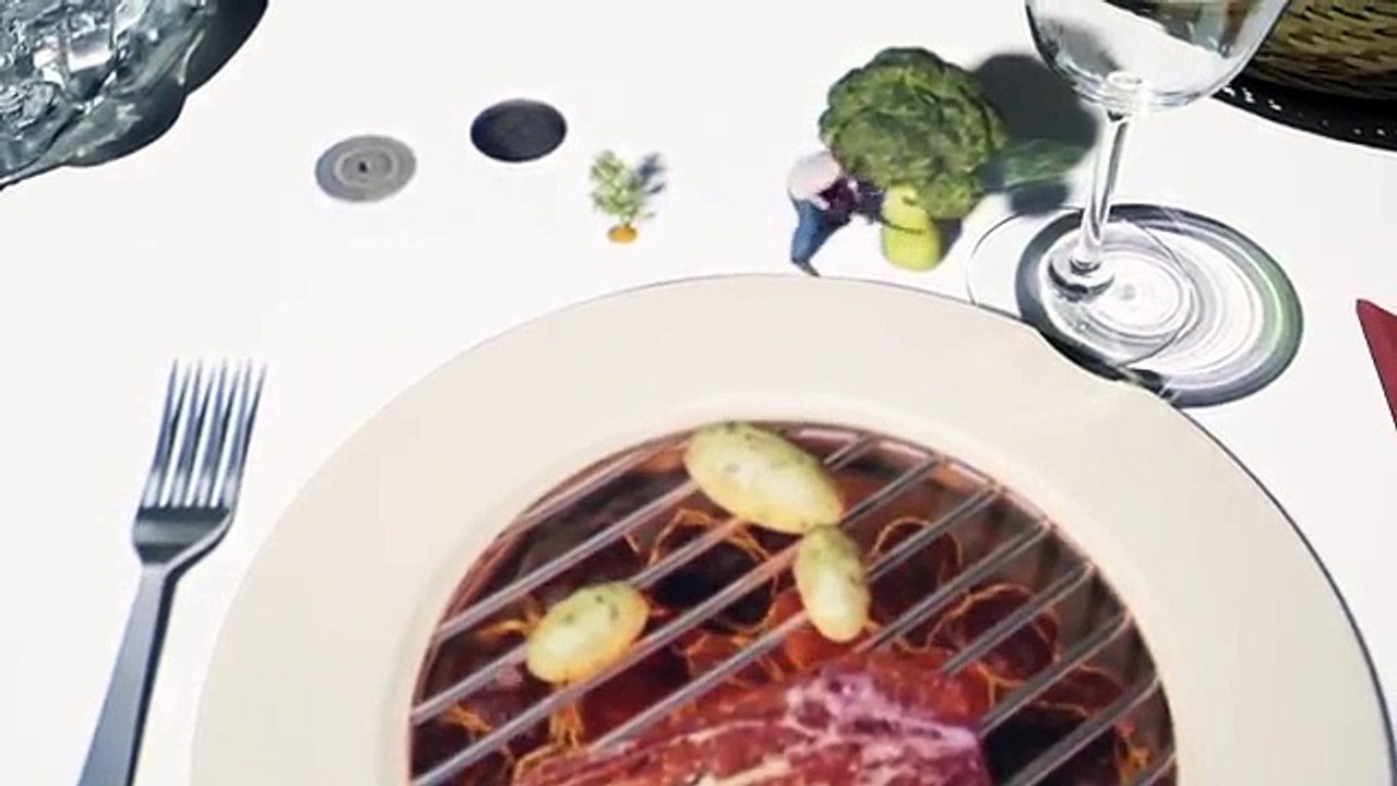 Ils s'assoient à table pour manger mais regardez ce qu'il se produit pendant qu'ils attendent.