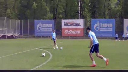 Chute de Hulk 'explode' bola em treino