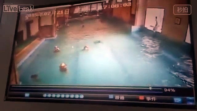 Kid nearly drowns in a Chinese pool