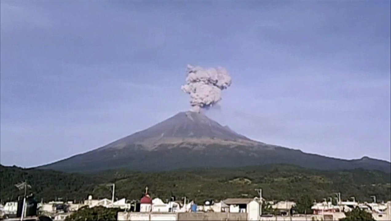 Le volcan du Mexique Popocatepetl crache une colonne de cendres