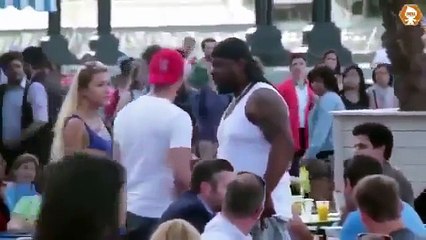 Sa femme est harcelée par une grosse brute et il décide de lui donner une bonne leçon !