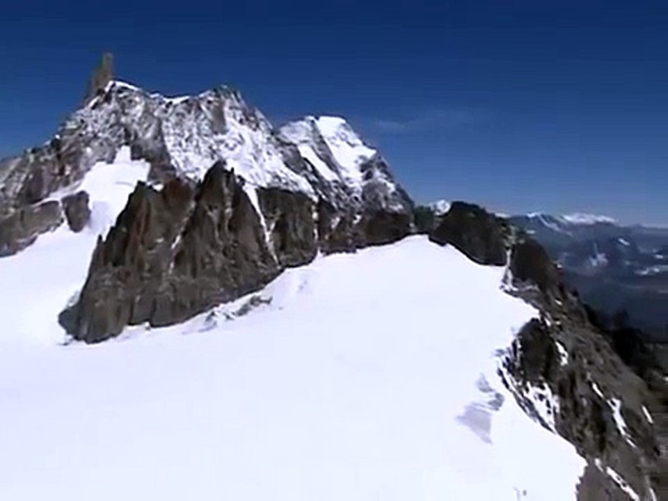 Walter Bonatti racconta la famosa salita al Petit Dru con cinque bivacchi in parete.