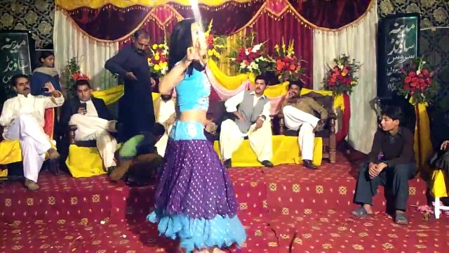 Desi Girls HOT Dance On Pakistani Wedding (HD)