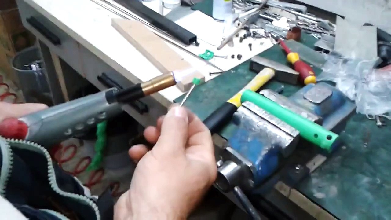 Krpljenje probusene vodovodne cevi