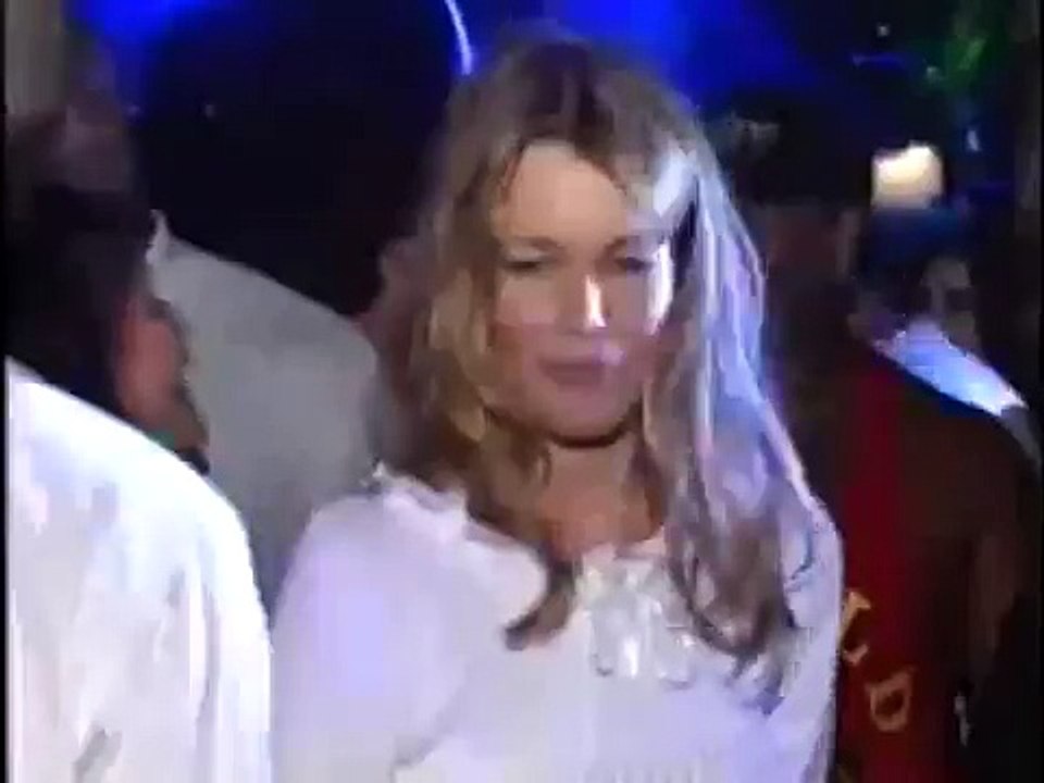 Axl Rose na balada com a Claudia Schiffer.
