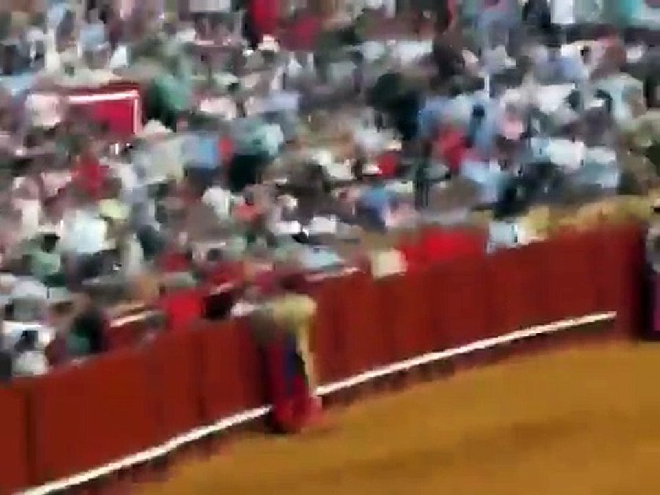 Feria Sevilla - LA GRAN MAESTRANZA - Cogida apuntillador al cuello