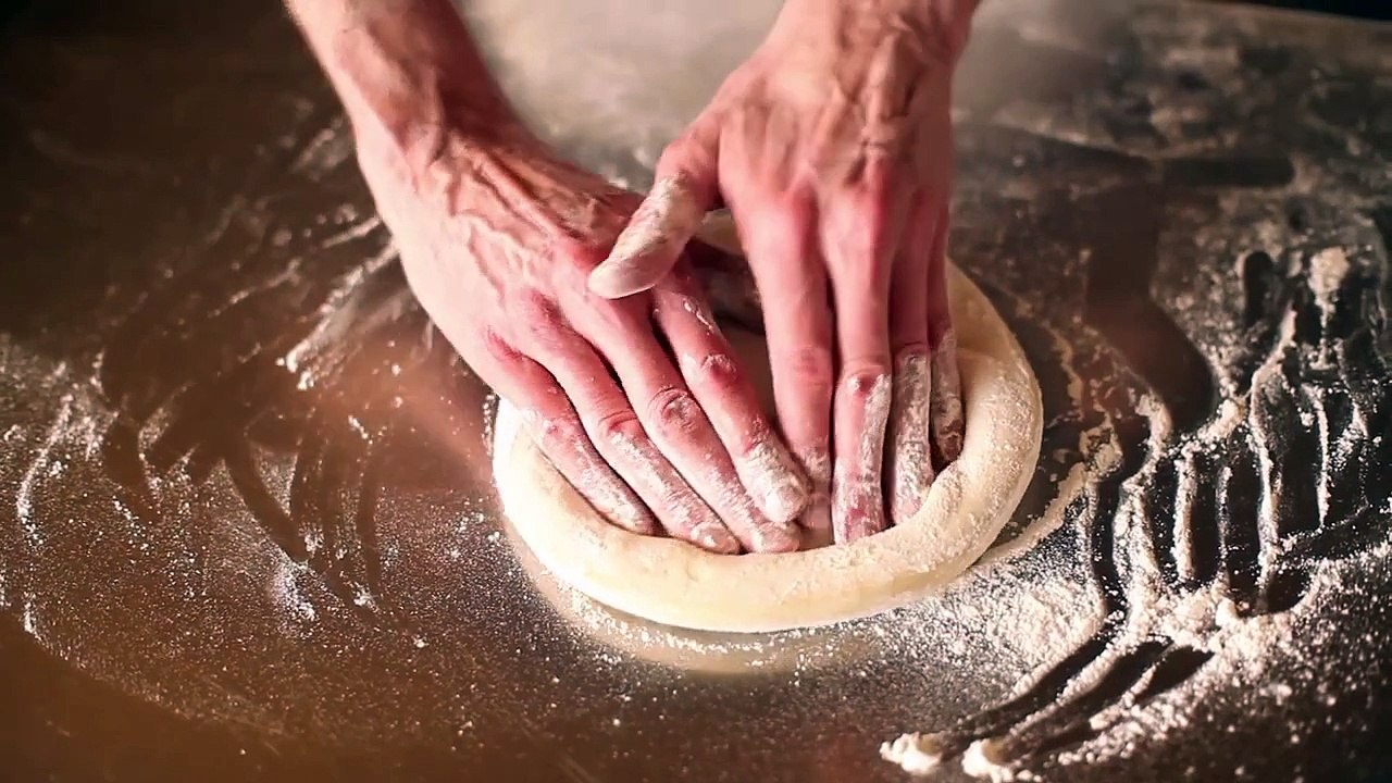 How To Hand Toss Pizza Dough - video Dailymotion