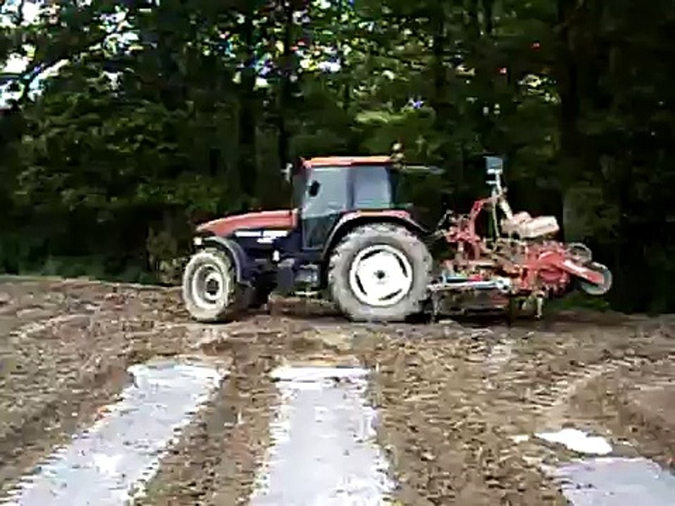 Semis de maïs New-Holland M100 + Plastisemeuse Jeantil 4 rangs