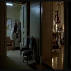 Scène du ballon ("Moon balloon" piece) par Julie Atlas Muz, dans Tournée (On Tour)