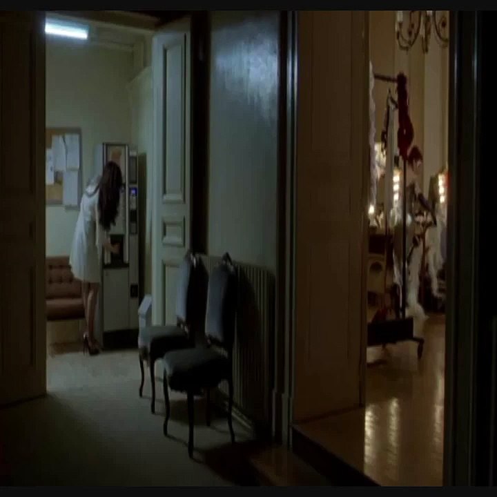 Scène du ballon ("Moon balloon" piece) par Julie Atlas Muz, dans Tournée (On Tour)